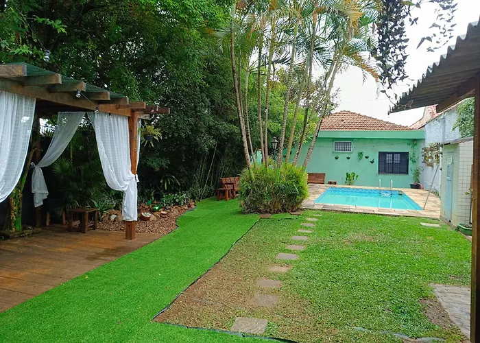 Open House Timboré, Casa com espaço gourmet, churrasqueira, quarto casal, mais 1 quarto com 2 treliches acomoda 6 pessoas, piscina, espaço familiar e aconchegante, próximo ao aeroporto São Paulo